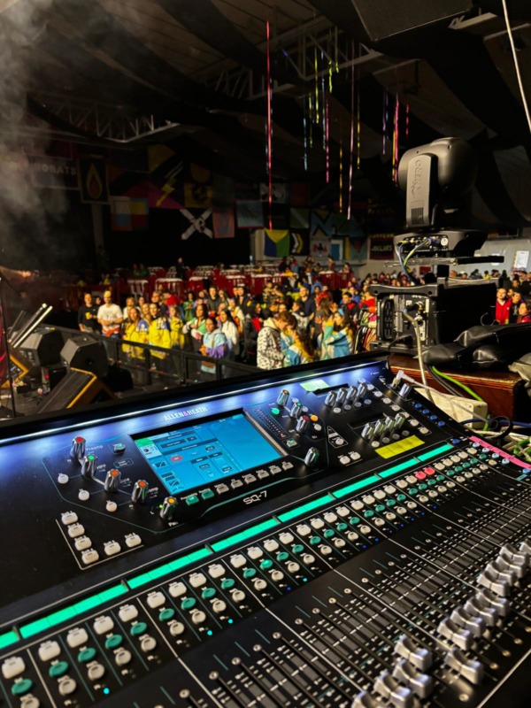 Quico Àvila Forés Carnaval de Manresa Colaboración con SOBAGES, despliegue técnico y creativo para acompañar la celebración con una experiencia sonora profesional y vibrante.