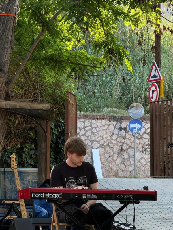 Quico Àvila compositor musical en proceso creativo con teclado al aire libre