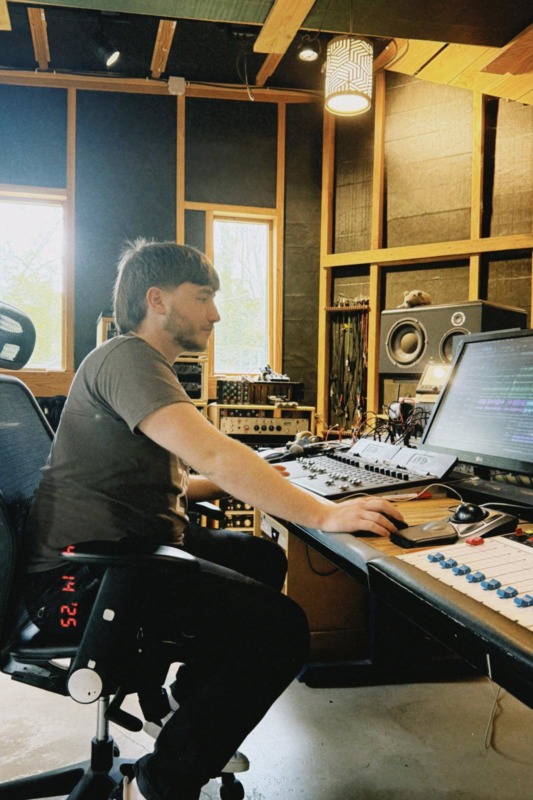 Quico Àvila en estudio de grabación