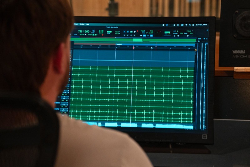 Quico Àvila diseñador de sonido trabajando en edición de audio profesional